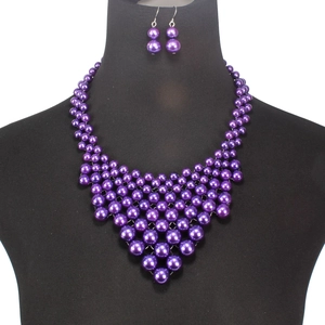 Parure de collier plastron multicouche en perles violettes avec boucles d'oreilles clous