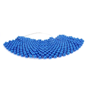 Detalle de collar de perlas tejidas azul oscuro con cadena de extensión de plata y cierre
