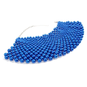 Detalle del collar statement tejido a mano con perlas azul eléctrico y cierre de plata