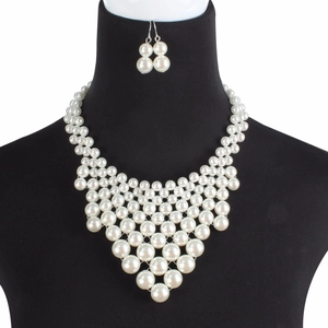 Collier ras du cou multi-rangs en perles tissées avec boucles d'oreilles assorties