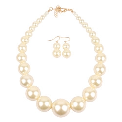 Detalle de set de joyas de perlas crema con collar degradado y pendientes a juego