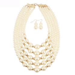 Detalle de collar de perlas de varias capas con pendientes a juego y cierre dorado