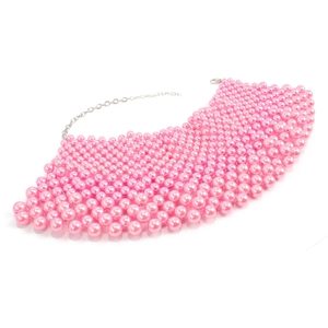 Primer plano detallado de un collar de pechera tejido con perlas rosas en capas