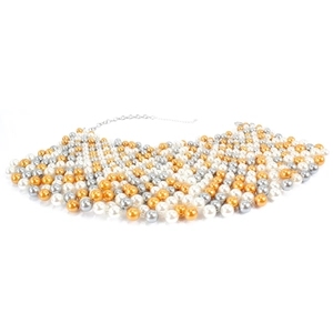 Detalle de collar babero tejido con perlas blancas, doradas y plateadas con extensión