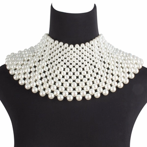 Gargantilla de perlas blancas tejidas con diseño de babero multicapa para mujer