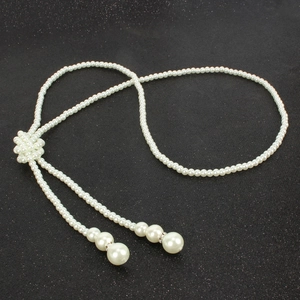 Detail of multi-layer pearl necklace with flower knot and gradient pearl pendants