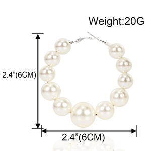 Orecchini a cerchio alla moda con perle finte bianche e chiusura in argento