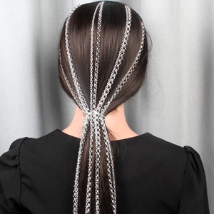 Accessoire de cheveux argenté à chaînes multiples avec longues franges et design élégant