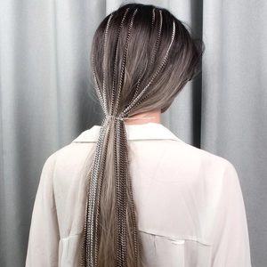 Chaîne de tête multicouche argentée avec glands métalliques tombant sur les cheveux