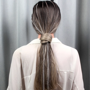 Détail arrière d'une chaîne de cheveux multicouche argentée sur une queue de cheval