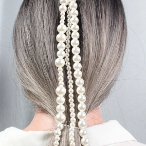 Détail d'une chaîne de cheveux en perles blanches pour coiffures de mariée et de fête