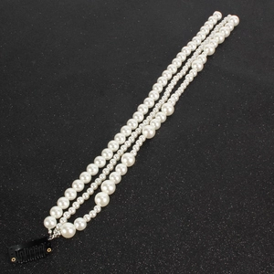 Barrette à cheveux triple rangée de perles blanches avec anneaux argentés sur clip noir