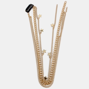 Vue détaillée d'un accessoire de cheveux en chaîne dorée multicouche avec étoiles et clip
