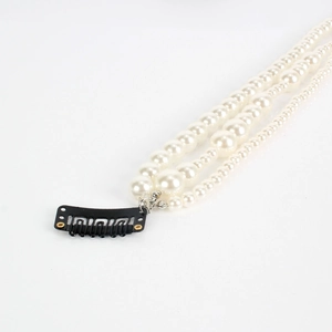 Barrette à cheveux élégante avec pampilles de perles blanches et pince BB en métal noir