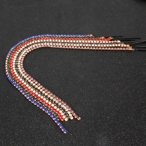 Dettaglio di fermagli per capelli con frange di strass colorati e lunghe nappe lucide
