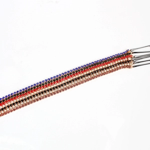 Dettaglio di sette forcine con strass colorati nei toni blu verde rosso e viola