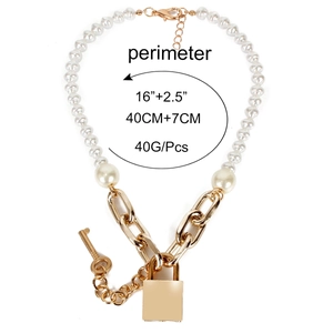 Elegante collar de cadena dorada con perlas blancas y colgante de candado clásico con llave