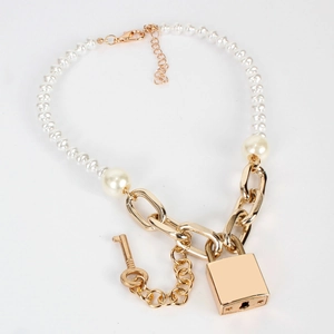 Detalle del collar de perlas con cadena dorada gruesa y colgante de candado cuadrado