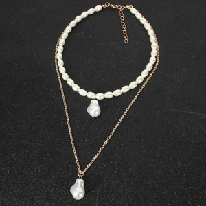 Collana a doppio strato in oro con pendenti di perle barocche e chiusura a moschettone