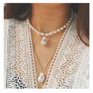 Collana a doppio strato con perle barocche, catena dorata e pendenti irregolari