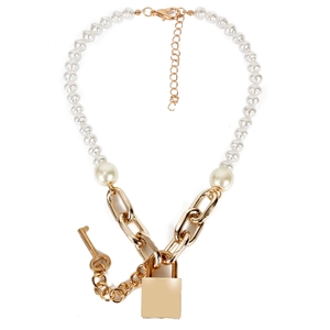 Collar de perlas moderno con cadena dorada y colgante de candado para mujer