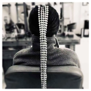 Détails d'une chaîne de cheveux à quatre rangées de strass argentés sur cheveux longs