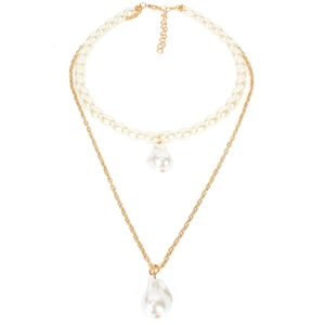 Elegante collana dorata a due strati con perle bianche e pendenti di perle barocche