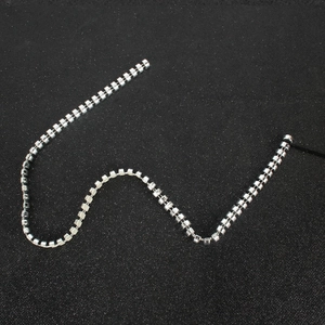 Dettaglio della catena di strass argento scintillante con cristalli e cordino nero sottile