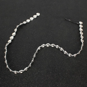 Détail d'accessoire de cheveux chaîne cœur argentée avec des strass étincelants