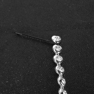Barrette à cheveux argentée avec cœurs en strass étincelants sur base en métal noir