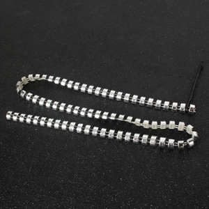Lunga catena per capelli in strass argento con clip a nappa nera per acconciature da sera