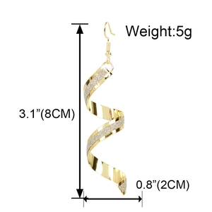 Dettaglio di orecchini a spirale dorati con dimensioni 8 cm di altezza e 2 cm di larghezza