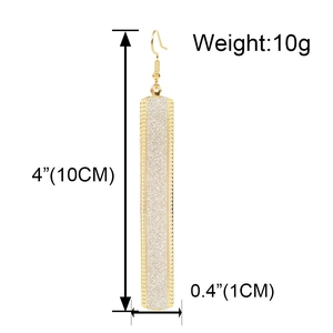 Dettaglio di orecchini lunghi dorati con dimensioni 10cm x 1cm e un peso totale di 10g