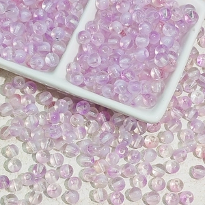 Gros plan de perles en verre violet clair translucide pour la création de bijoux DIY