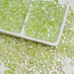 Gros plan de perles en verre vert clair translucide pour création de bijoux DIY
