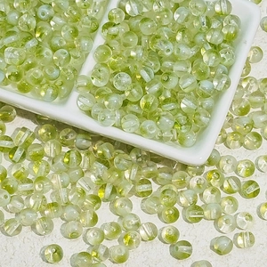 Gros plan de perles en verre vert clair translucide pour la création de bijoux DIY