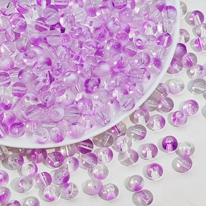 Gros plan de perles en verre violet translucide avec texture craquelée pour bijoux DIY