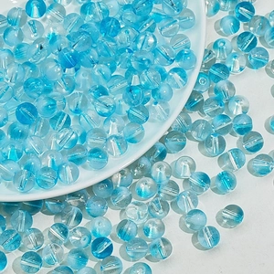 Détail macro de perles en verre dégradé bleu ciel pour bijoux DIY et colliers