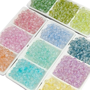 Perles en verre pastel colorées dans un plateau pour la création de bijoux DIY et artisanat