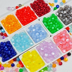 Makroaufnahme bunter 8mm und 10mm Harzperlen mit Katzenaugeneffekt für DIY-Schmuck