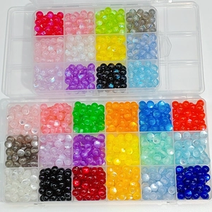 Draufsicht auf 12/18-Gitter-Boxen mit bunten Sternenhimmel-Harzperlen für DIY-Schmucksets