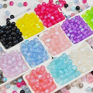 Bunte 8mm und 10mm Meerjungfrau-Resinperlen für DIY-Schmuck in einer weißen Sortierbox