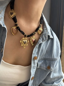 Collana barocca con cinque ciondoli a cuore colorati su un cordoncino in pizzo nero