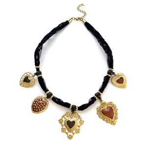 Collana vintage in pizzo nero con cinque ciondoli a cuore dorati e resina marrone