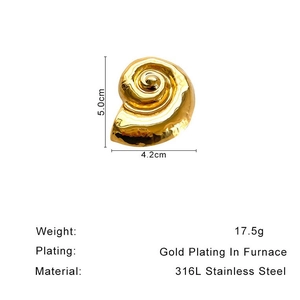 Minimalist golden conch brooch in 316L stainless steel with glossy mirror finish
