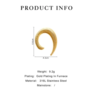 Detail showing 316L stainless steel U-shaped golden brooch with hammer-textured finish