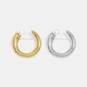 Spille minimaliste a forma di C in oro e argento con eleganti accenti di perle