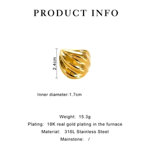 Detalle que muestra dimensiones y especificaciones del anillo en acero dorado de 18K