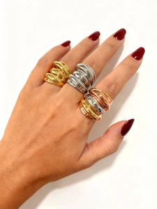 Detailansicht mehrlagiger Wickelringe in Gold, Silber und Tricolor-Ausführung
