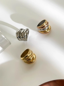 Detailansicht stapelbarer mehrlagiger Gold- und Silber-Edelstahlringe für Damen